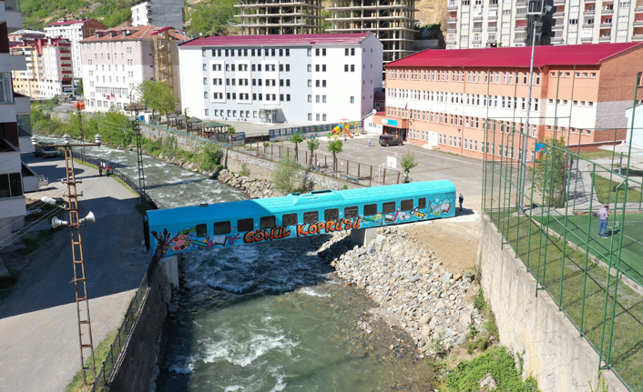 Tren vagonundan gönül köprüsü kurdular