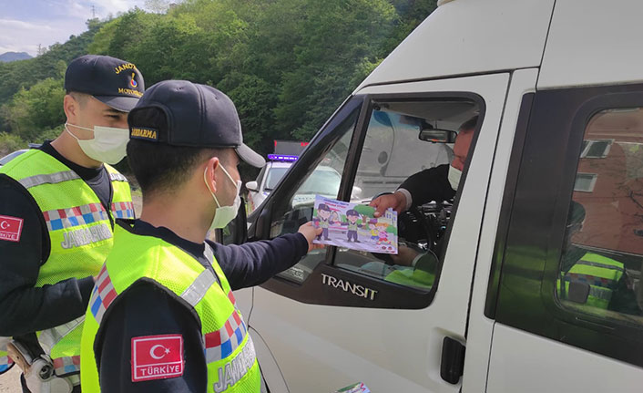 Jandarmadan sürücülere broşür, çocuklara hediye