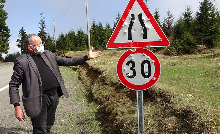 Trabzon'da magandalar iş başında! Trafik tabelalarını hedef aldılar