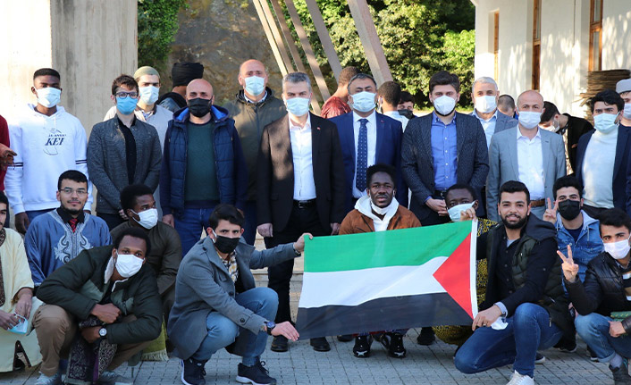 Mumcu yabancı öğrencilerle buluştu