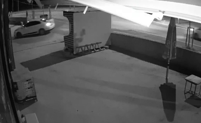 Polisten kaçmaya çalışırken yol sandığı siteye girdi, beton direğe çarptı