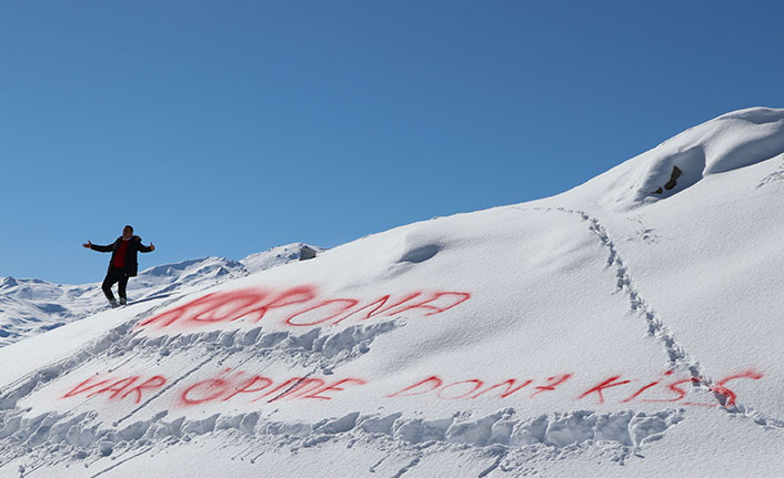 'Korona var öpme' dedi, koronavirüse yakalandı