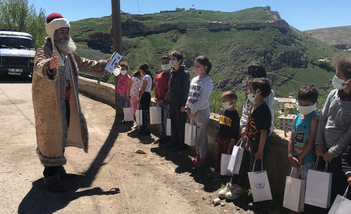 Dede Korkut kılığına girip, bayram harçlığı dağıttı
