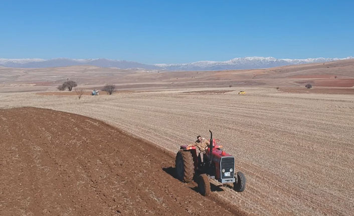 Bayburtlu çiftçilerin bayramda tarla mesaisi