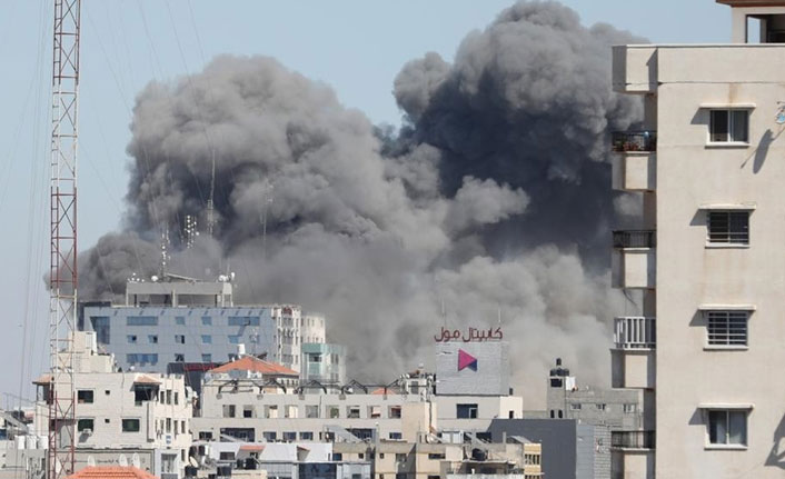 İsrail Gazze'de 12 katlı medya binasını vurdu