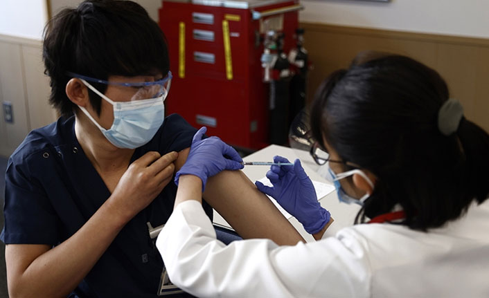 Japonya'da eczacılara Kovid-19 aşısı yapma izni masaya yatırıldı