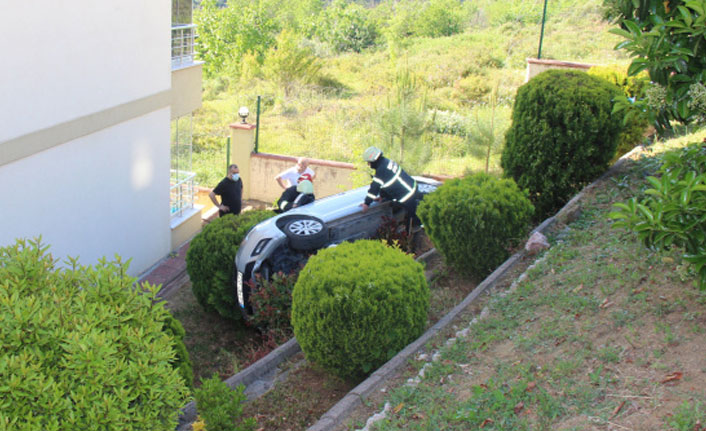 Fren yerine gaza bastı, 4 metreden sitenin bahçesine uçtu