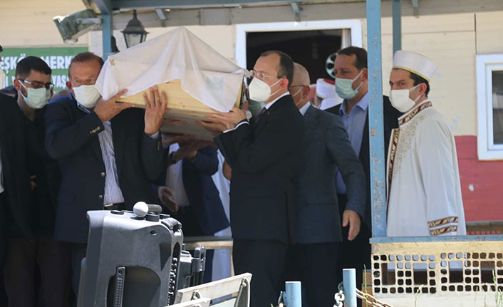 Bakan Muş babaannesini toprağa verdi