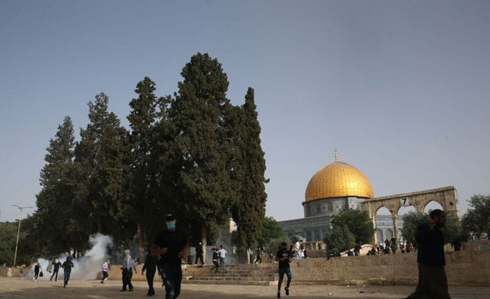 İsrail polisi Mescid-i Aksa'ya ses bombalarıyla saldırdı!