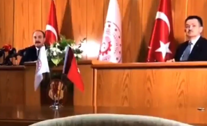 AA muhabirinden iki bakanı şoke eden soru