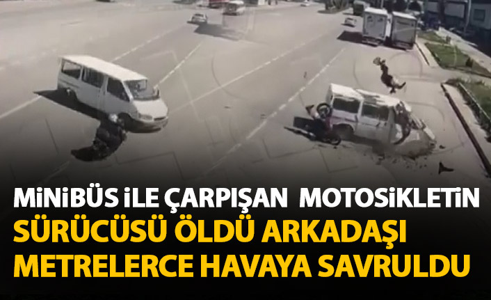 Minibüs ile çarpışan motosikletin sürücü öldü arkadaşı metrelerce hava savruldu