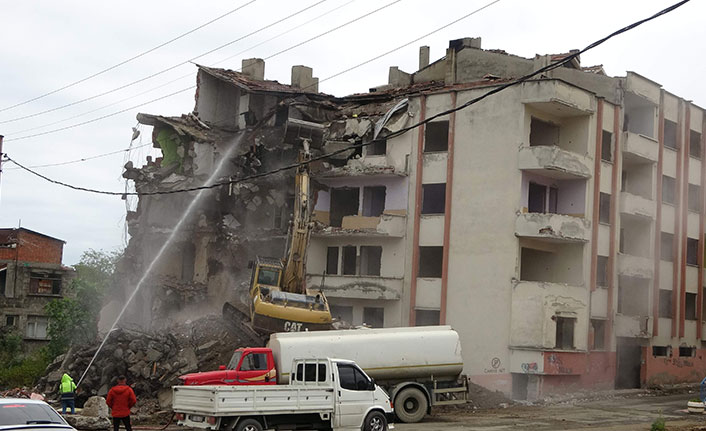 Trabzon’da o binaların yıkımı devam ediyor
