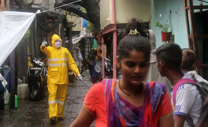 Hindistan şimdi de kasırga tehlikesi ile karşı karşıya