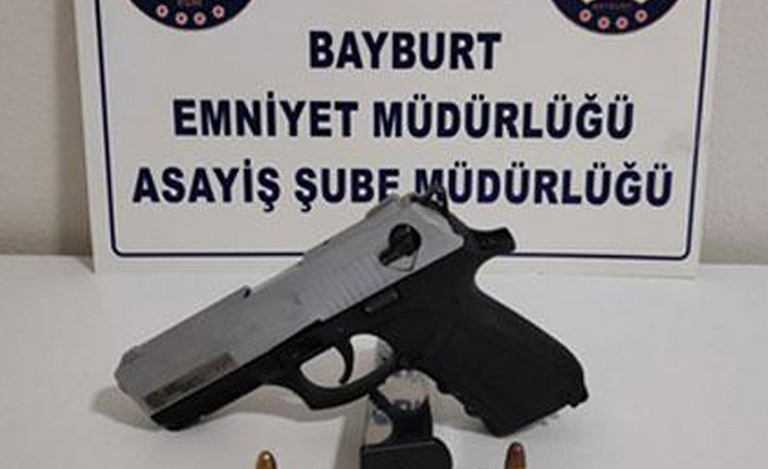 Bayburt’ta ruhsatsız tabanca ele geçirildi