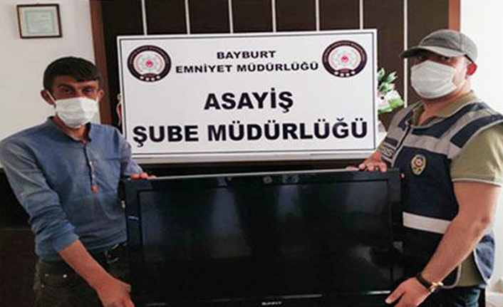 Bayburt'ta çalınan televizyon bulunarak sahibine teslim edildi