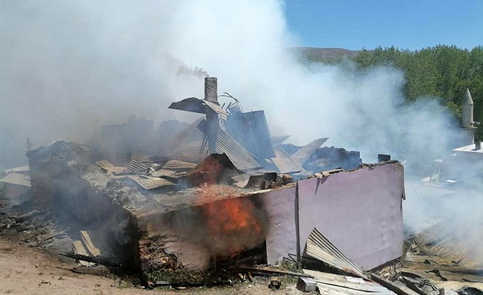 Bayburt'ta eski muhtar Bayrakoğlu’na yangın şoku
