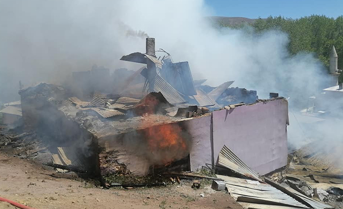 Bayburt'ta yangın! 5 ev kullanılamaz hale geldi