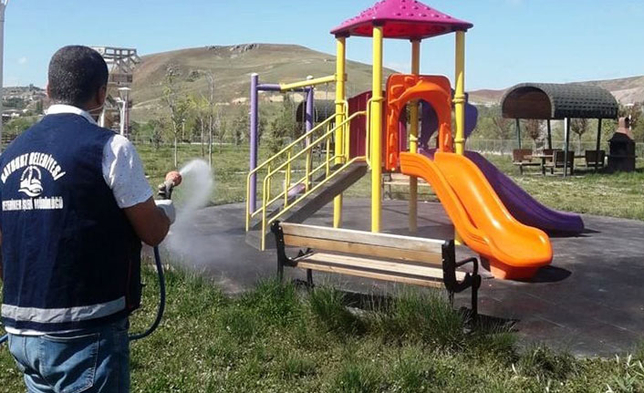 Sıcaklıklar arttı, park ve bahçelerde haşere ilaçlaması başladı
