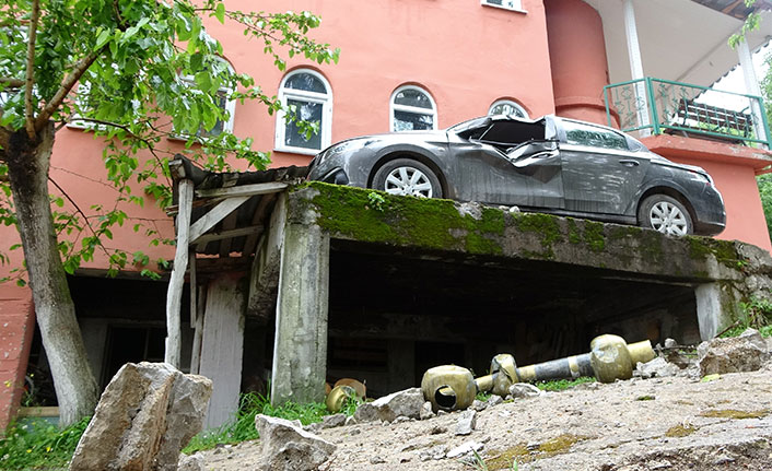 Minareye yıldırım düştü, imamın aracı kullanılamaz hale geldi