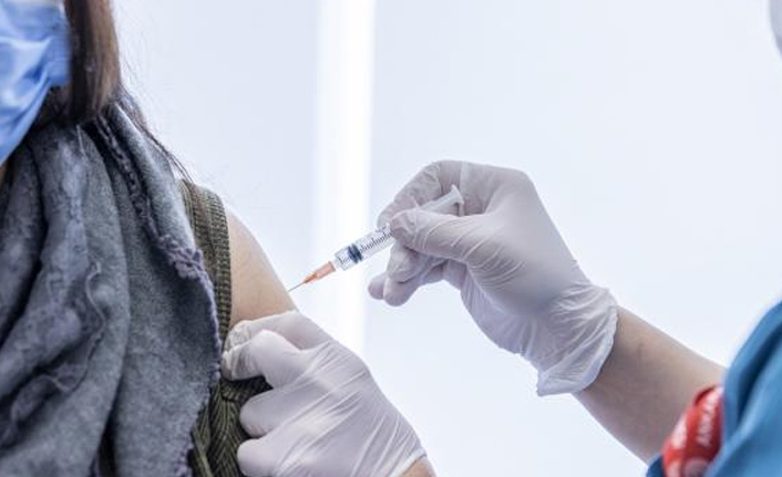 Koronavirüsü atlatanlar hangi aşıyı olmalı? Kritik yan etki uyarısı