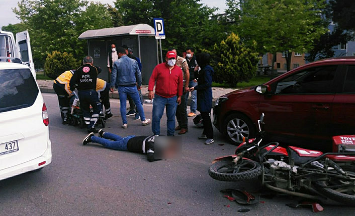 Samsun'da motosiklet otomobile çarptı: 2 yaralı