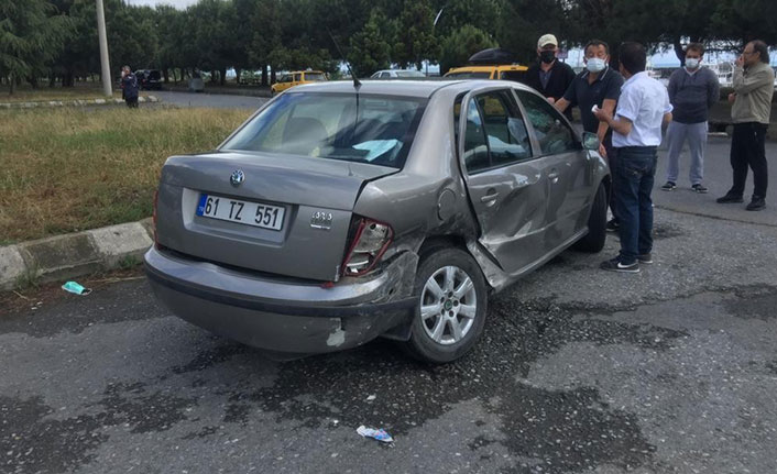 Akçaabat’ta iki otomobil çarpıştı: 3 yaralı