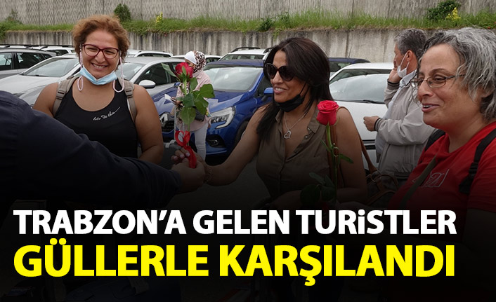 Ürdünlü turistler, güllerle karşılandı
