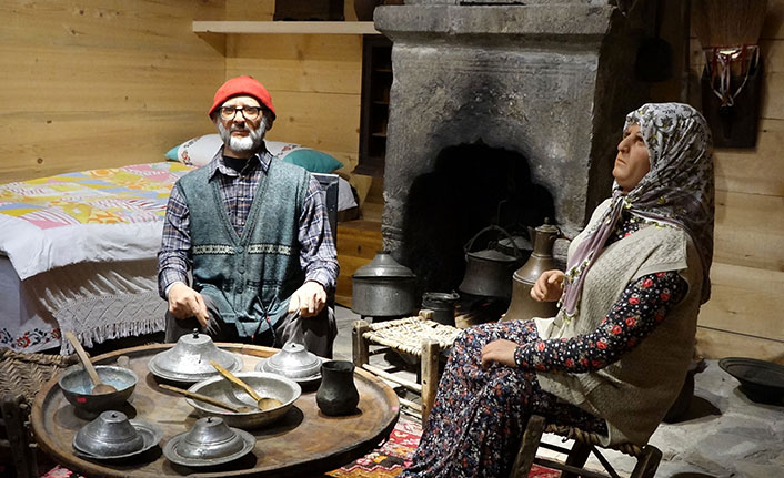 Büyükanne ve dedesinin anısını yaşatmak istedi, balmumu heykellerini yaptırdı