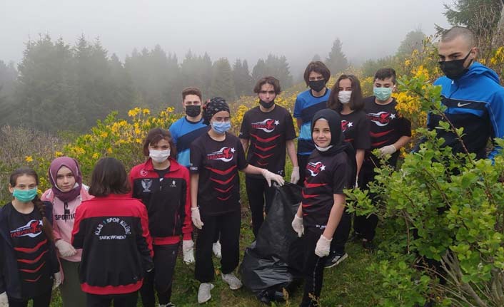 Vakfıkebir'de gençler mesire alanını temizledi