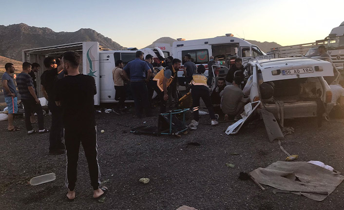 Kamyonet ile otomobil çarpıştı! Ölü ve yaralılar var