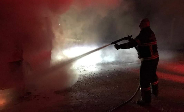 Seyir halindeki kamyonet yandı