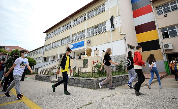 Ortaokul ve lise öğrencileri yüz yüze eğitime başladı