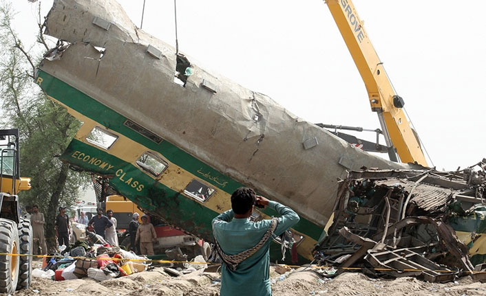Pakistan'daki tren kazasında can kaybı atıyor