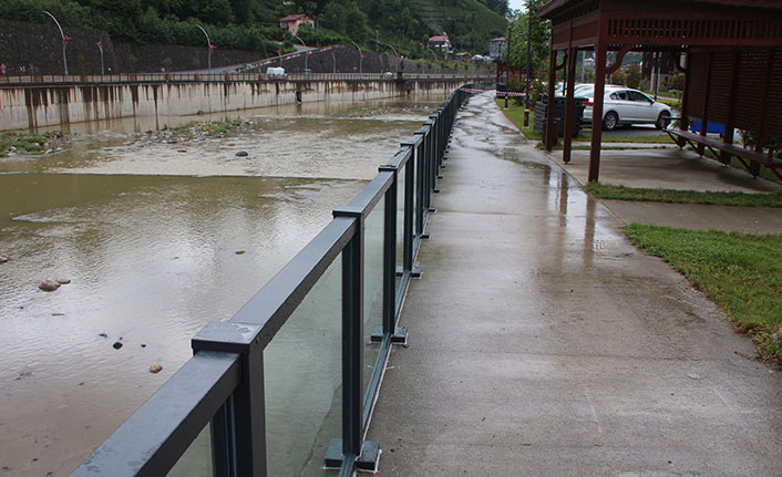 Doğu Karadeniz'de dere taşkınlarına cam korkulukla önlem