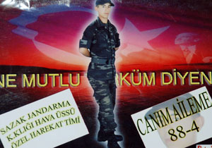 Ordu şehidine Ağlıyor