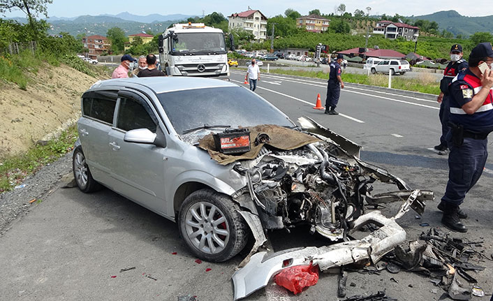 Yolcu minibüsü ile otomobil çarpıştı! Çok sayıda yaralı var