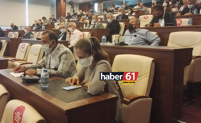 Büyükşehir Meclisinde dikkat çeken anlar! AK Parti sıralarında oturmadı