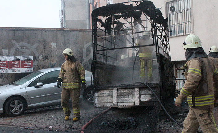 Isınmak isterken 3 aracı ateşe verdiler