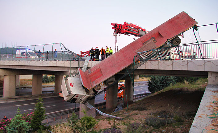 Hızını alamayan tır köprüde asılı kaldı