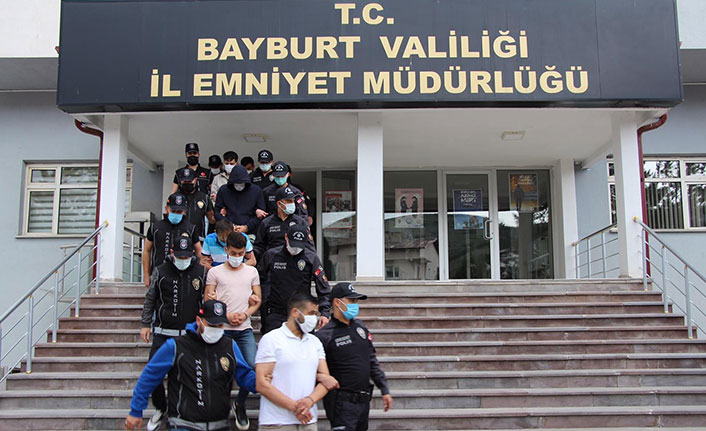 Bayburt'ta uyuşturucu nakleden 5 kişi tutuklandı