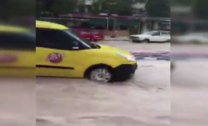 Dolu ve yağmur vatandaşlara zor anlar yaşattı