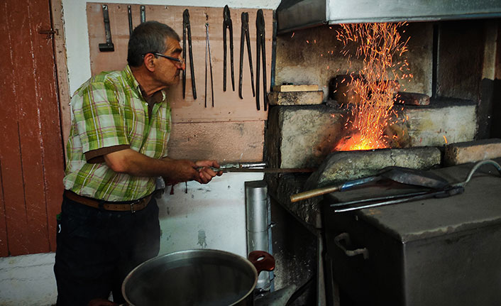 Bunu da gördük! Kovid-19'dan korunmak için demir suyu içiyor