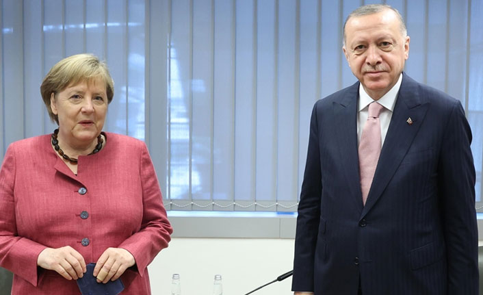 Erdoğan, NATO Zirvesi’nde Merkel ile Bir Araya Geldi
