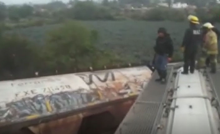 Raydan çıkan tren 4 eve zarar verdi: 1 ölü, 3 yaralı