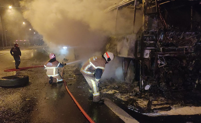 Lastiği patlayan yolcu otobüsü küle döndü