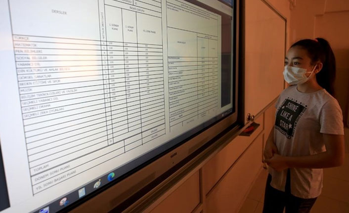 Öğrencilerin dijital karne heyecanı