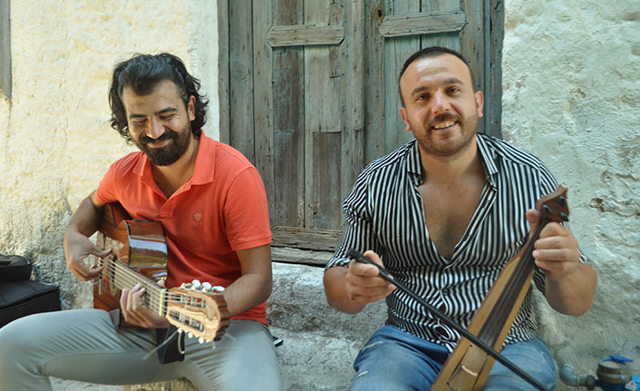 Ünlü şaire hayranlığı Trabzonlu kemençe ustasına şarkı yazdırdı