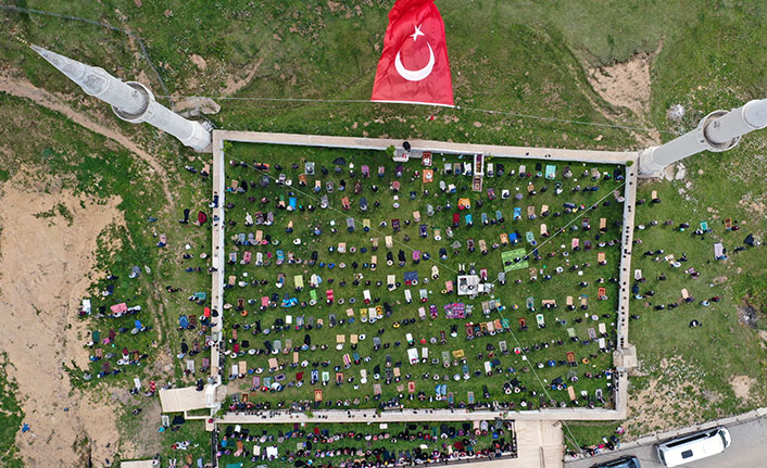 Trabzon'da üstü açık tarihi camide cuma namazı