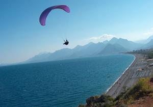 Paraşütle atladı denize çakıldı