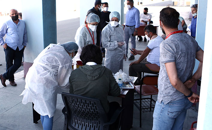 Trabzon'da liman çalışanları mobil ekiplerce aşılanıyor